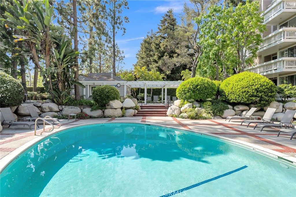 4338 Redwood Avenue B301