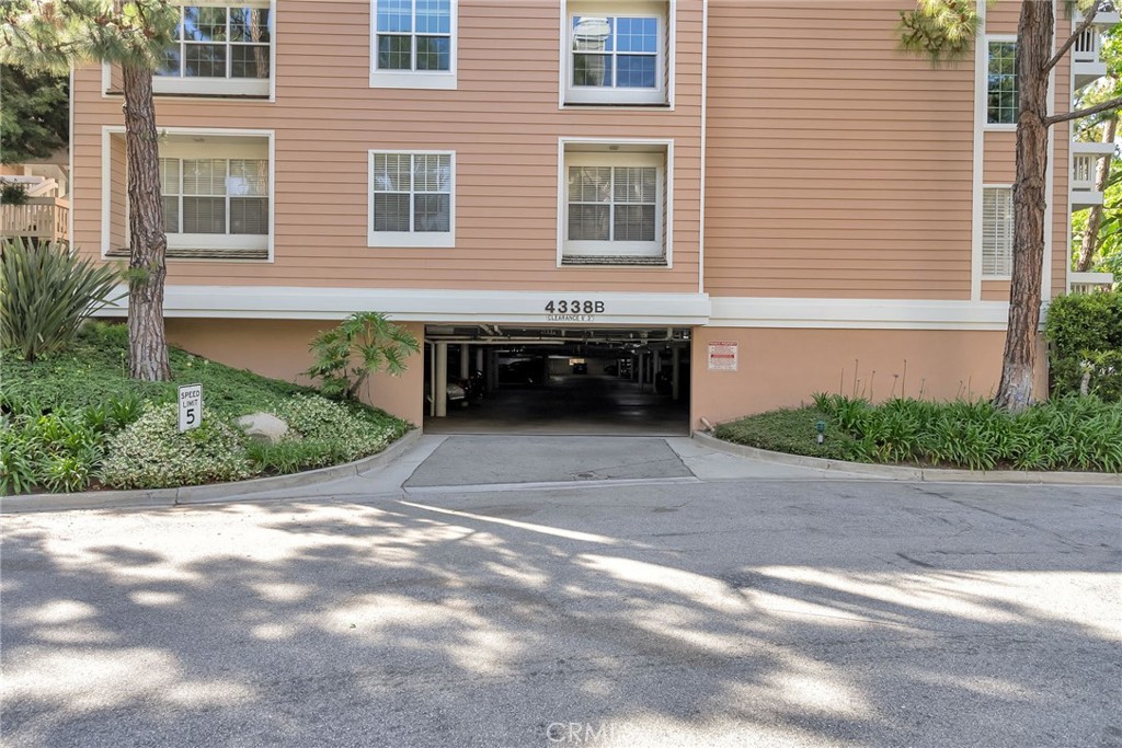 4338 Redwood Avenue B301