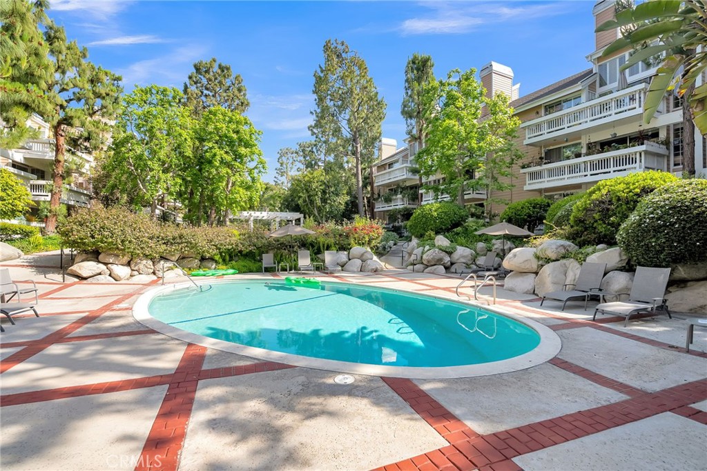 4338 Redwood Avenue B301