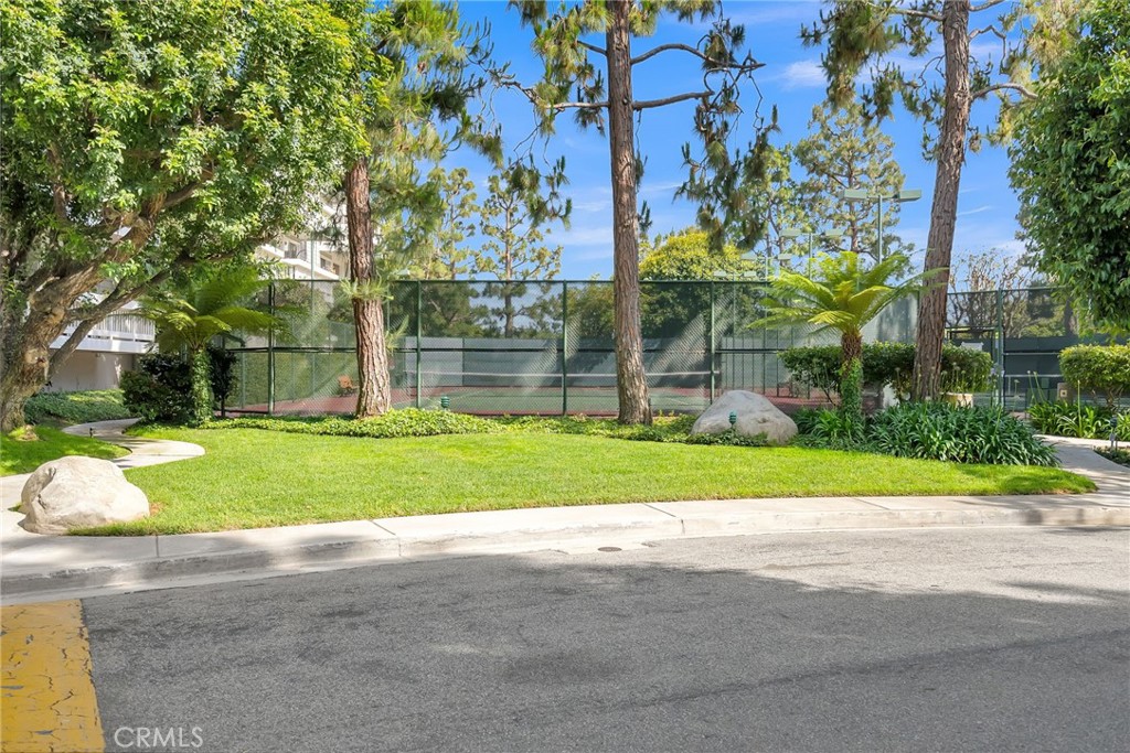 4338 Redwood Avenue B301