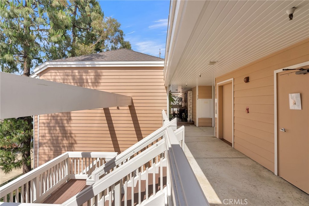 4338 Redwood Avenue B301