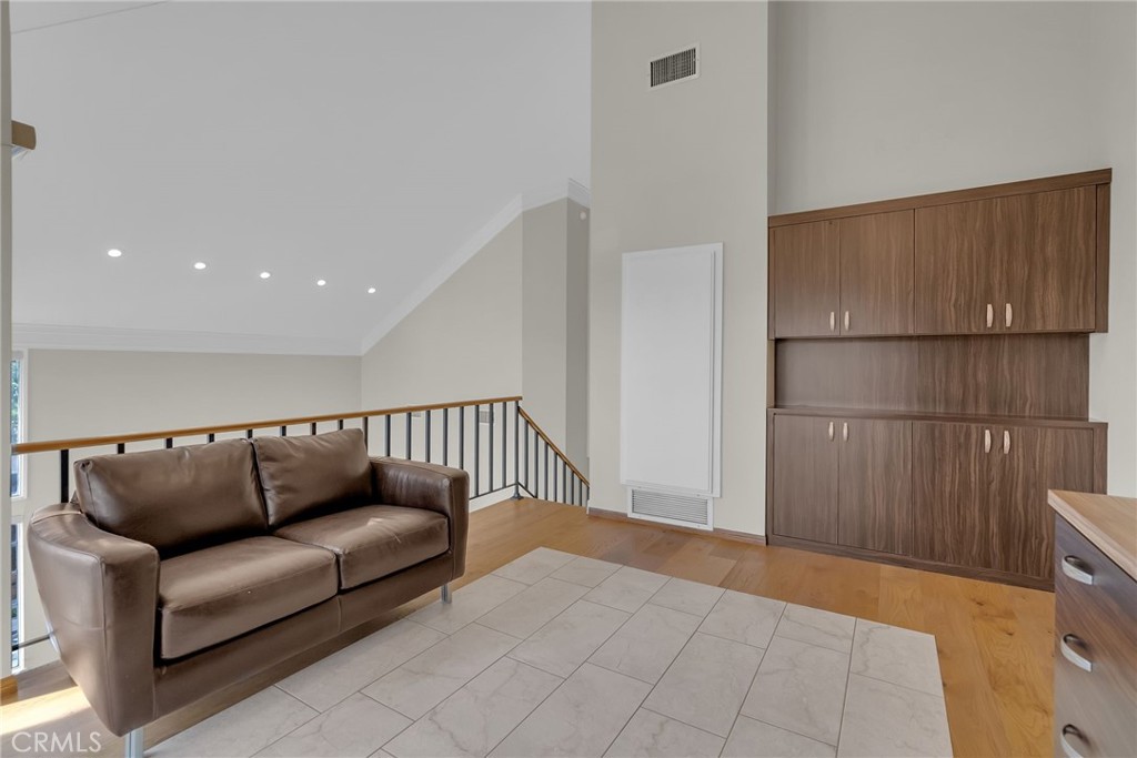 4338 Redwood Avenue B301