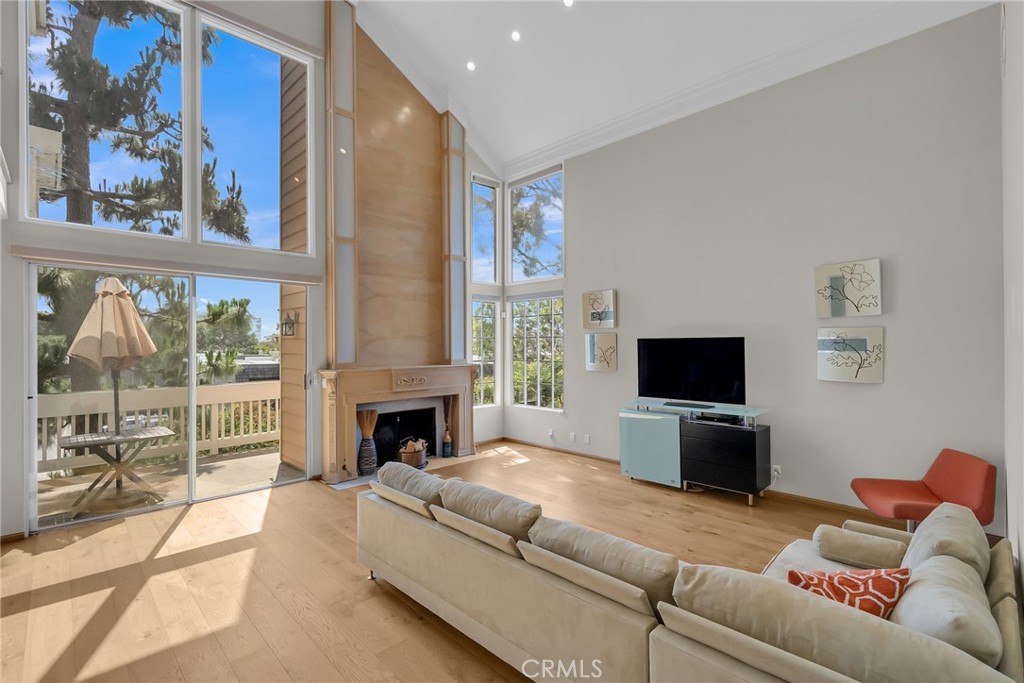 4338 Redwood Avenue B301