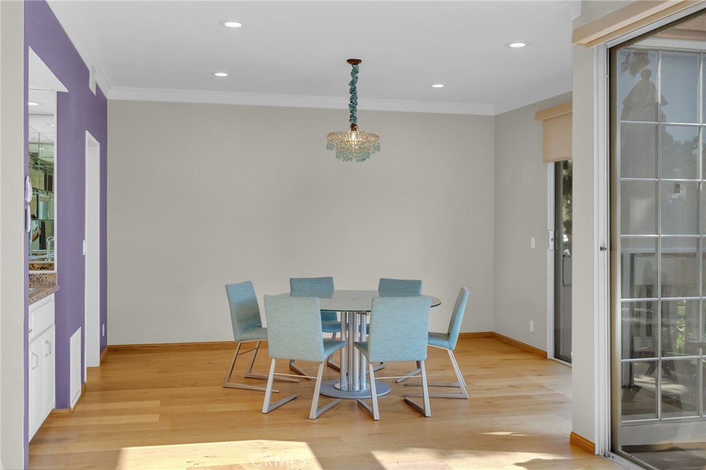 4338 Redwood Avenue B301