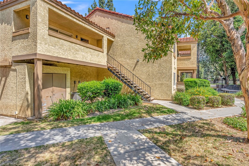 1140 W Blaine Street 201