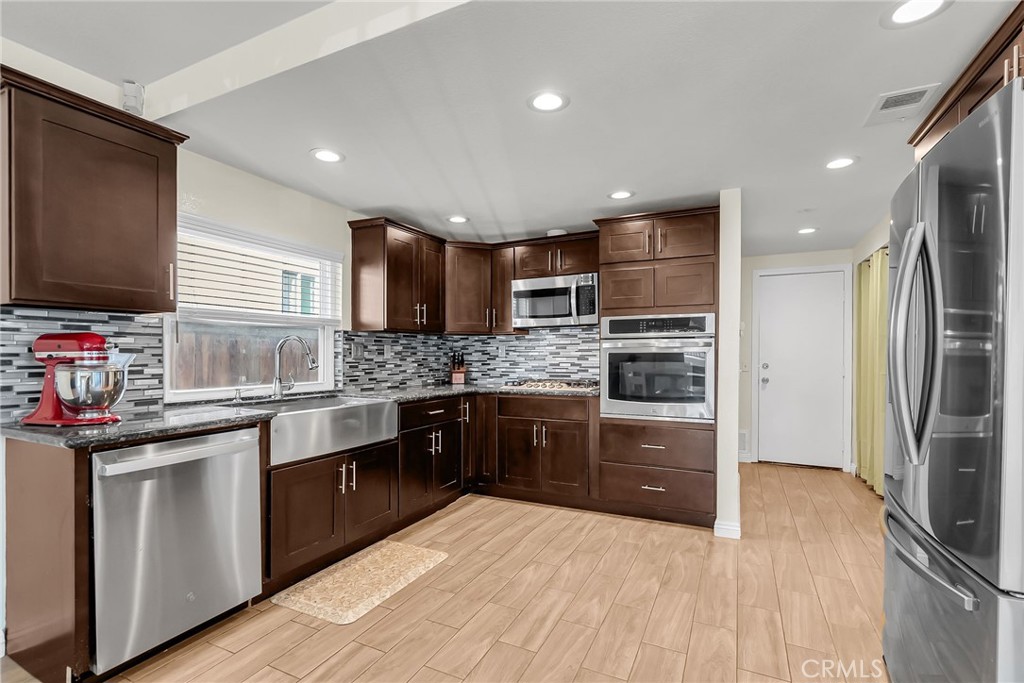 1105 W Victoria Street