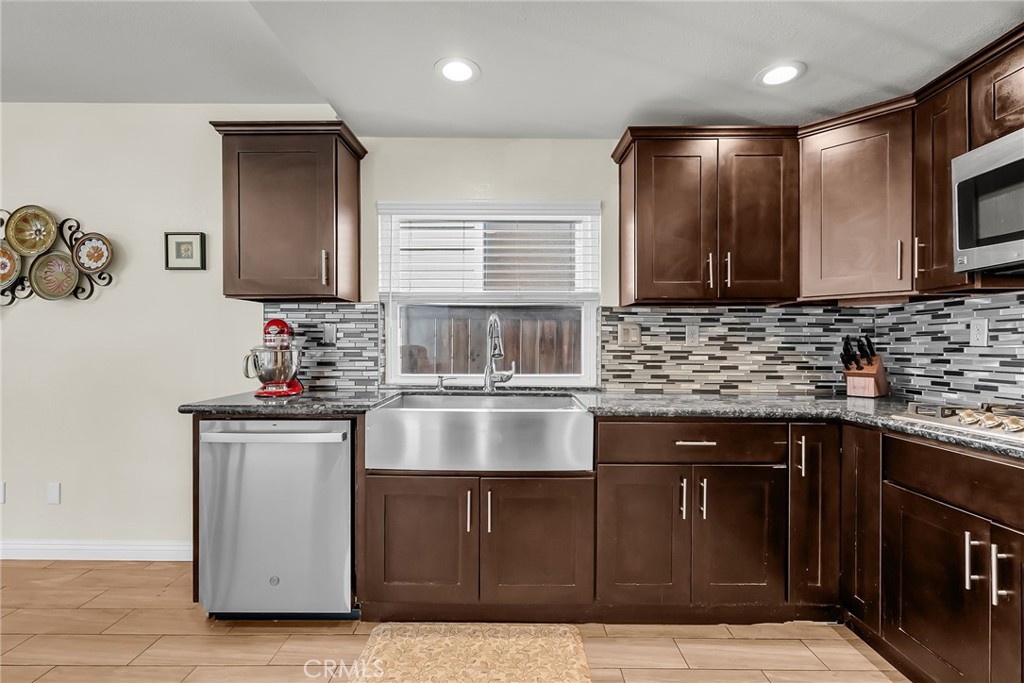 1105 W Victoria Street