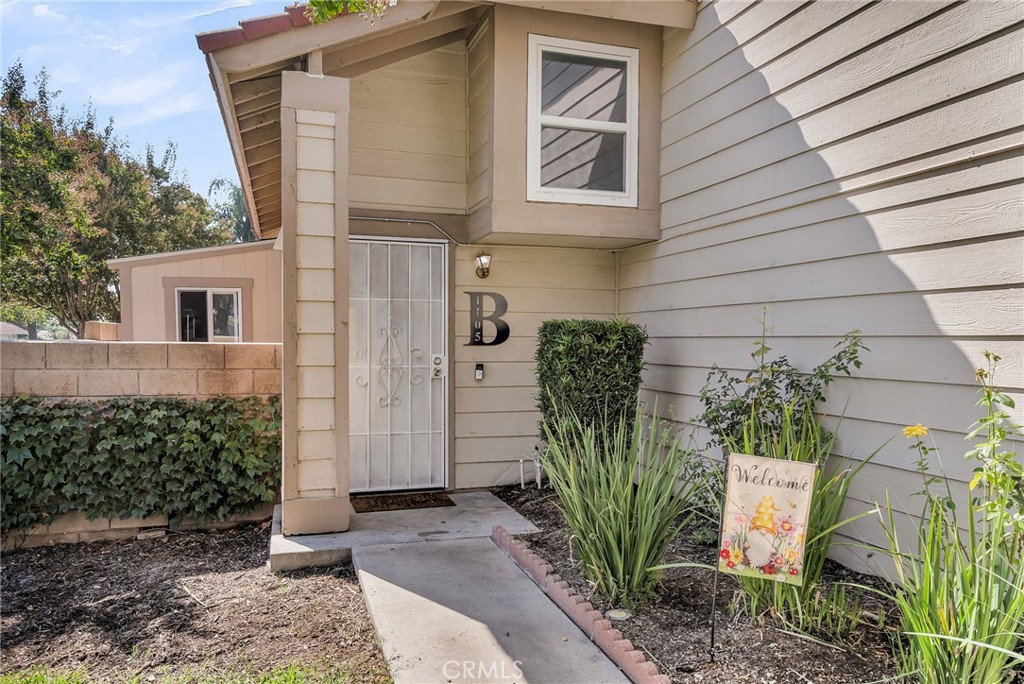 1105 W Victoria Street