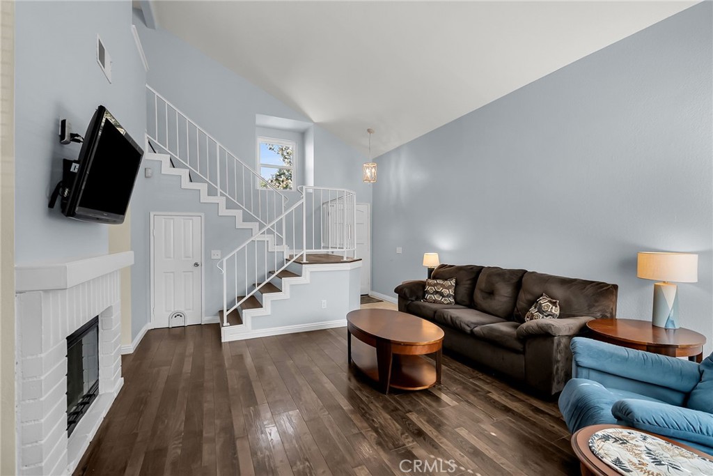 1105 W Victoria Street