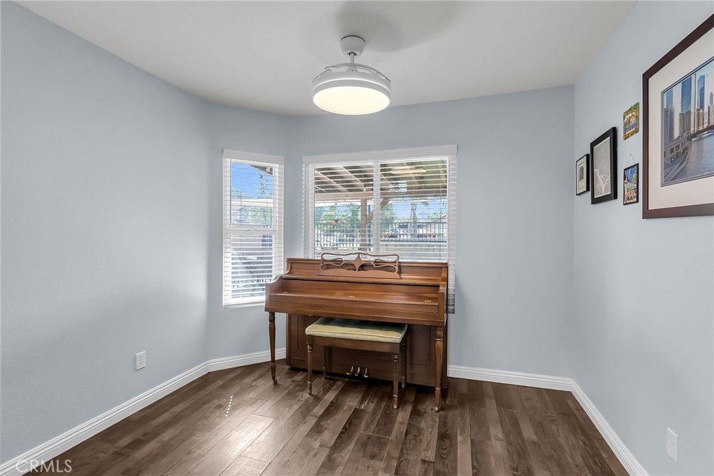 1105 W Victoria Street