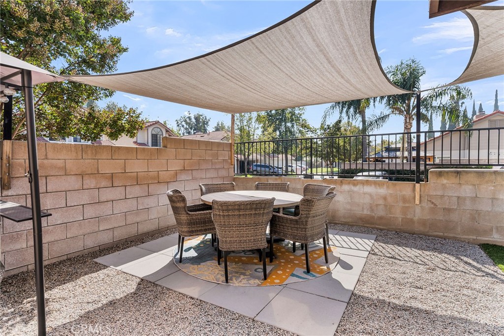 1105 W Victoria Street