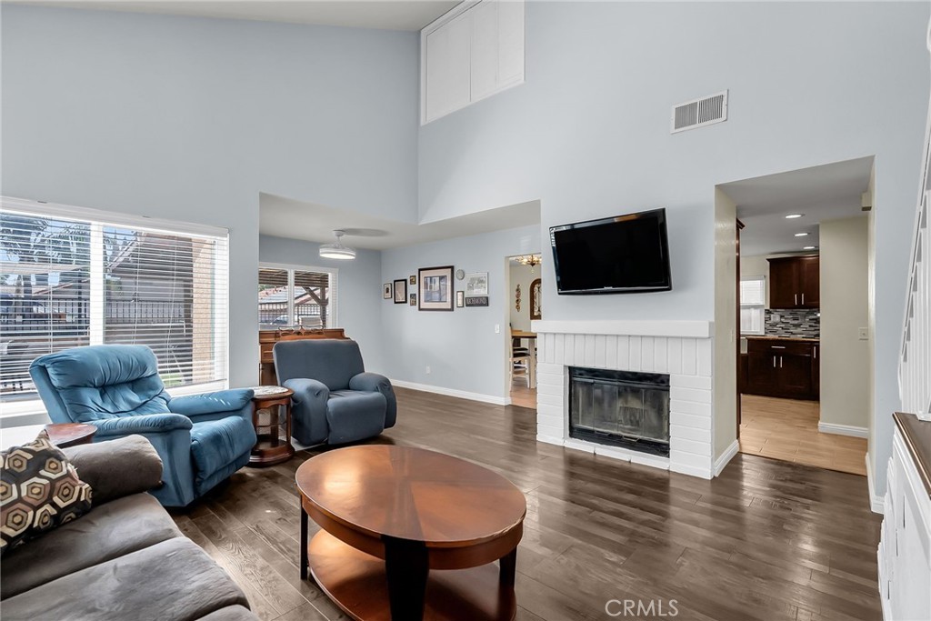 1105 W Victoria Street