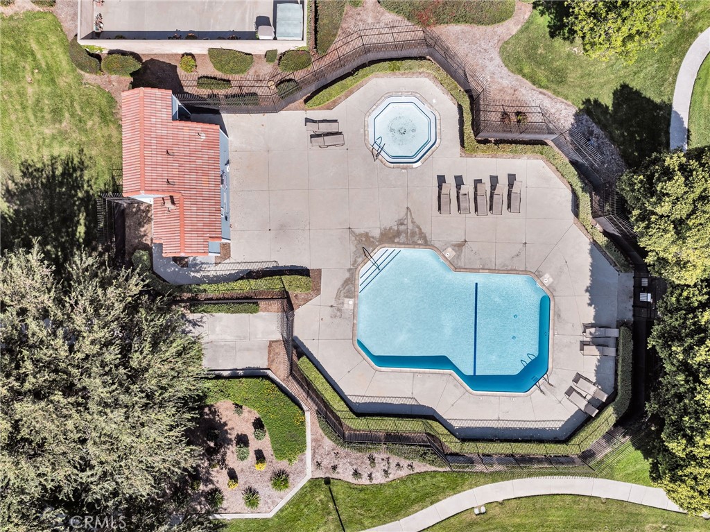 1105 W Victoria Street