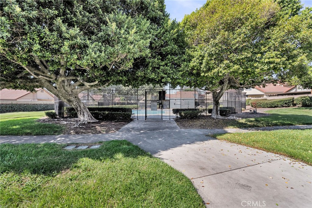 1105 W Victoria Street