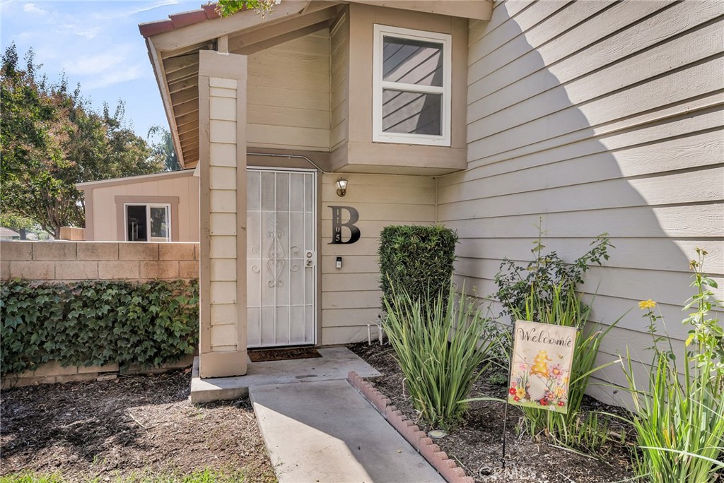 1105 W Victoria Street