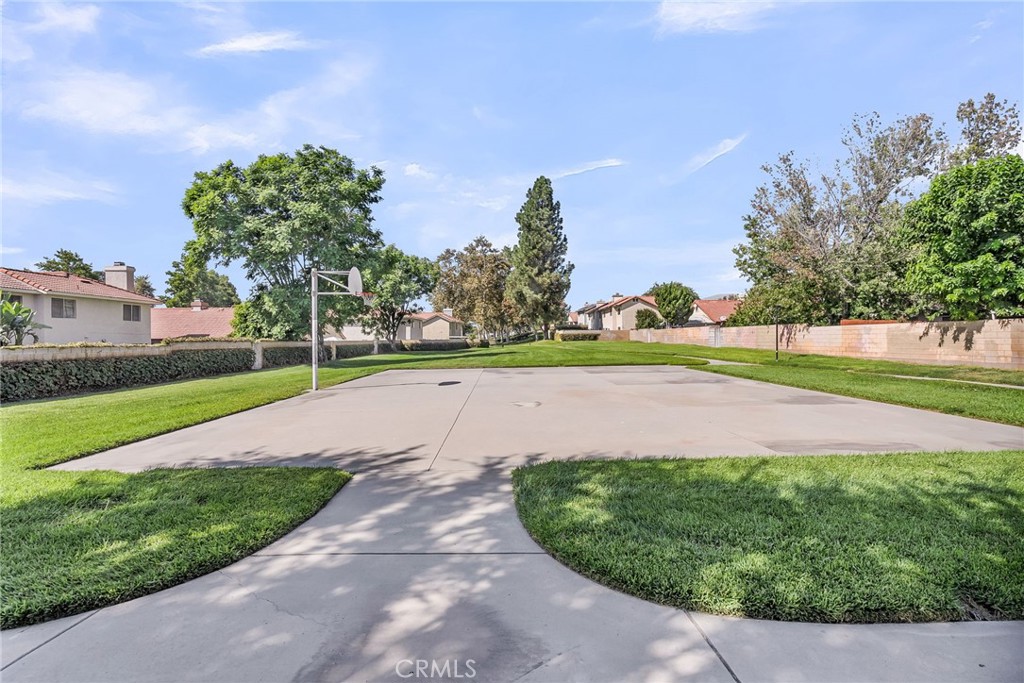 1105 W Victoria Street