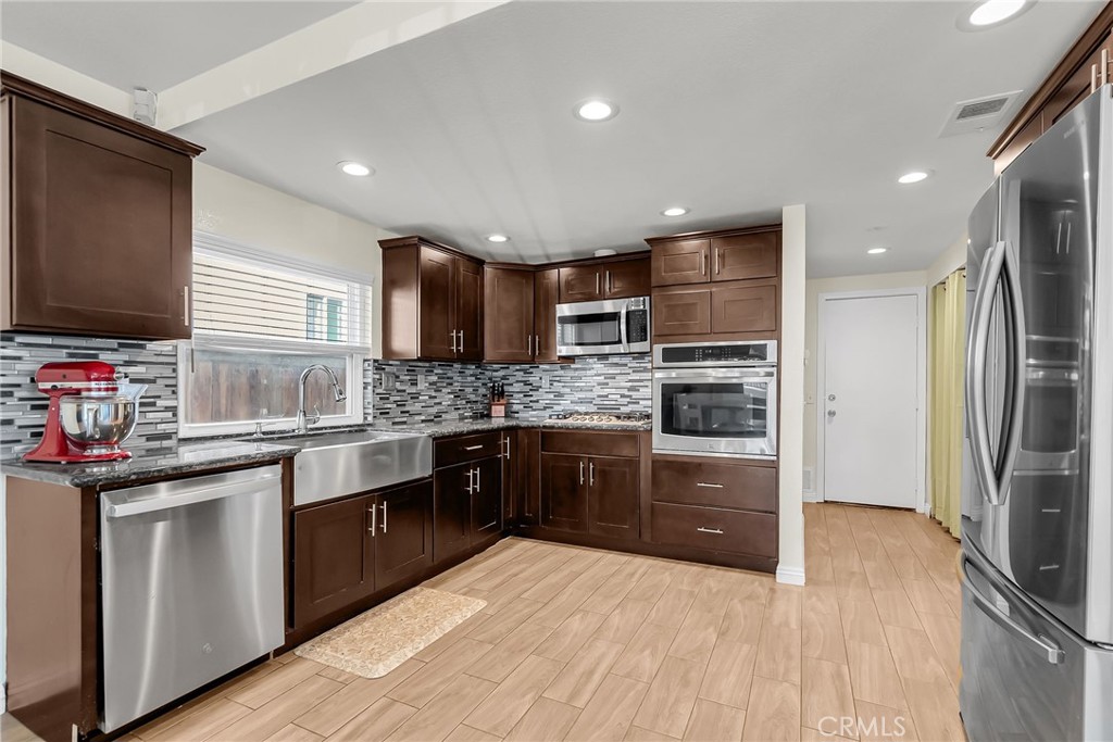 1105 W Victoria Street