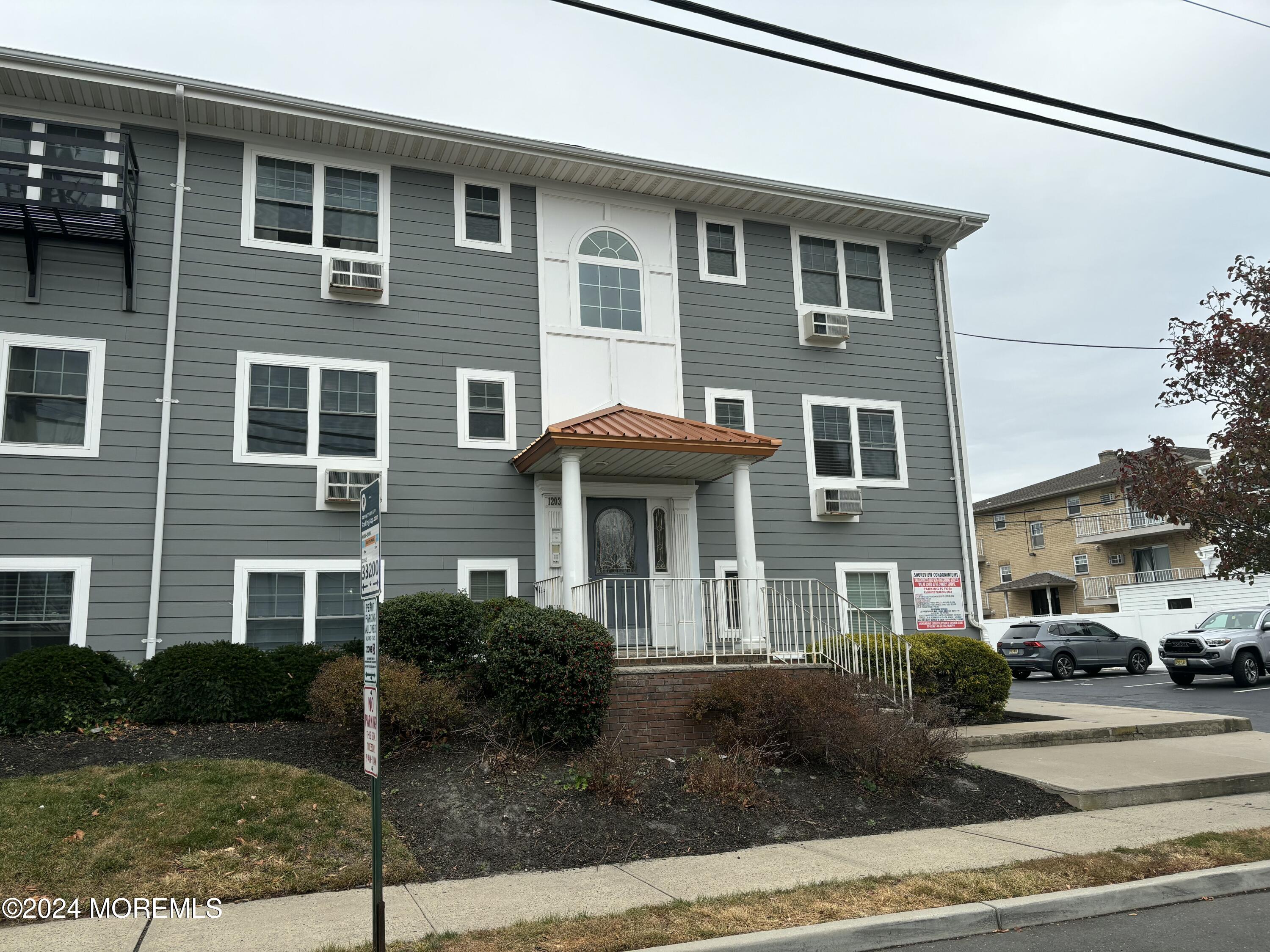 1203 Bergh Street, 302