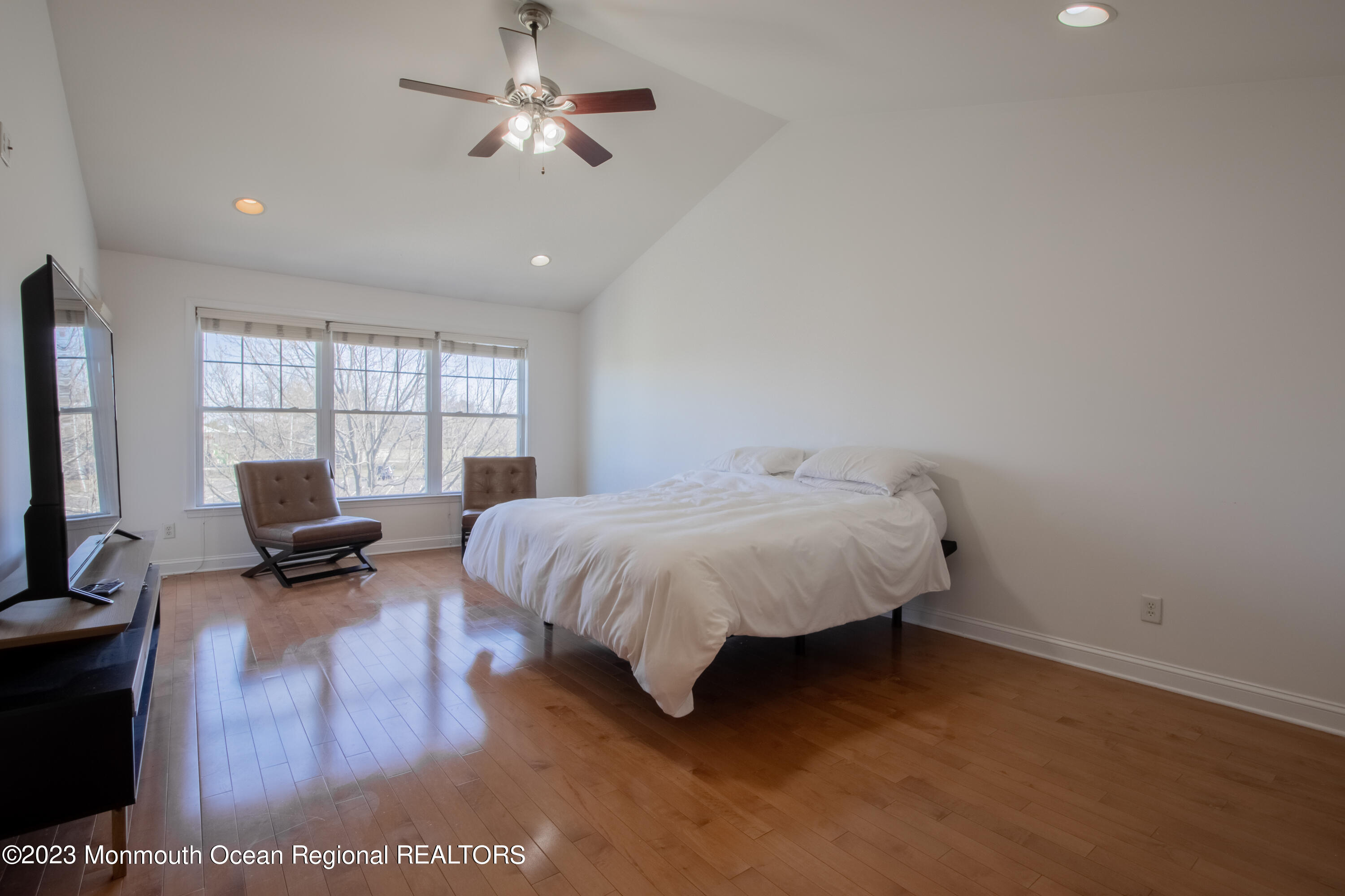 98 Shore Drive S