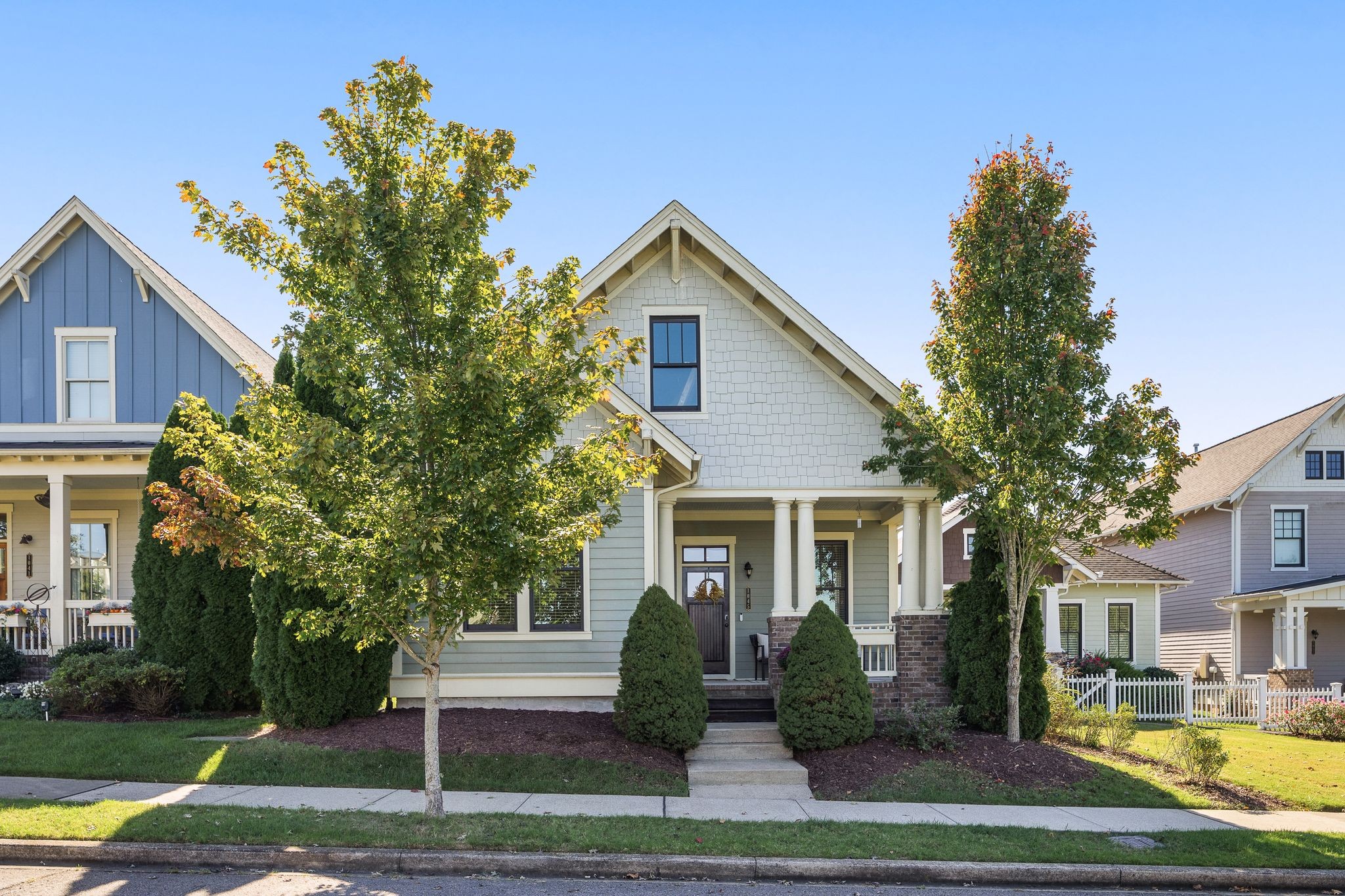 1045 Rochelle Ave