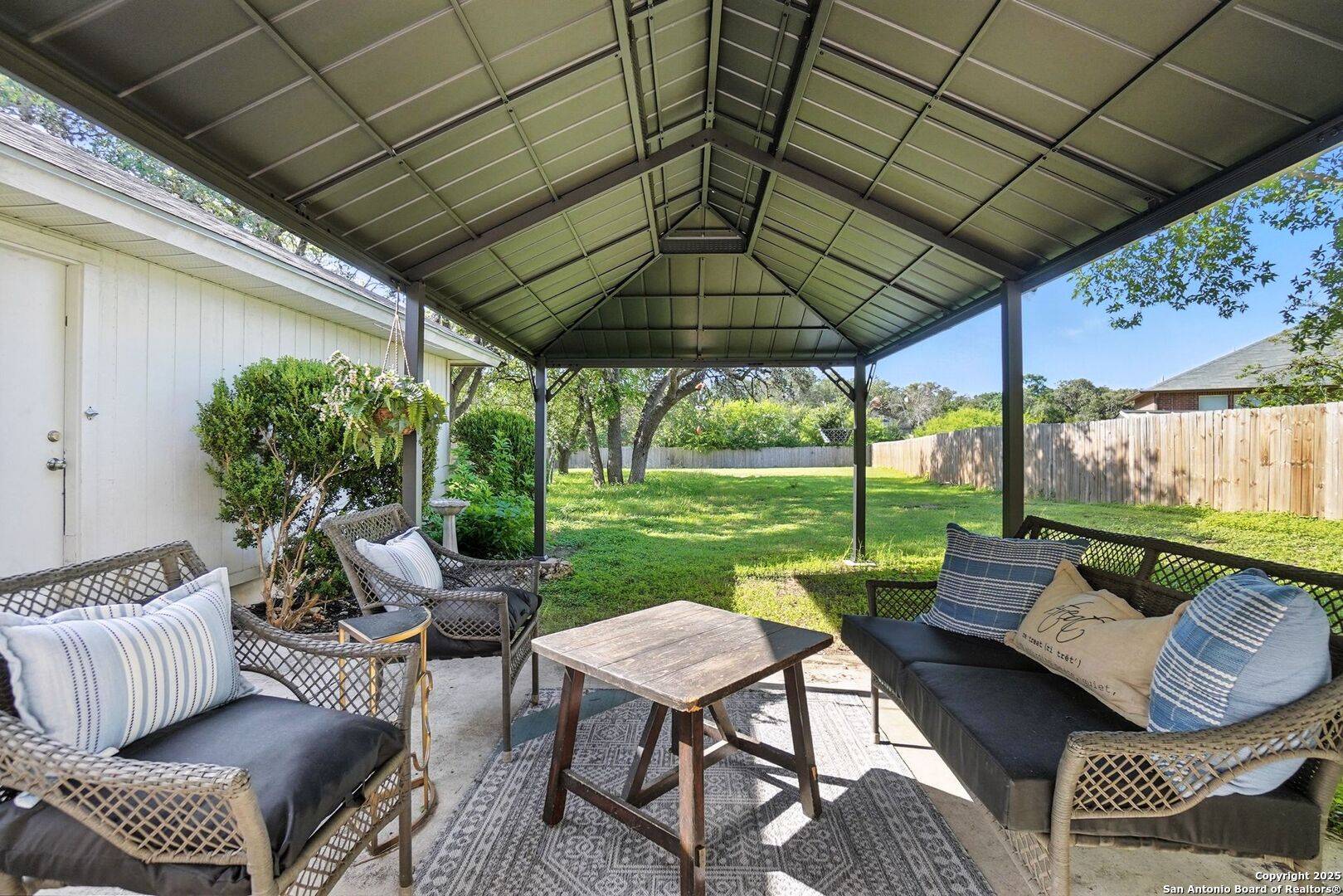 2218 Newoak