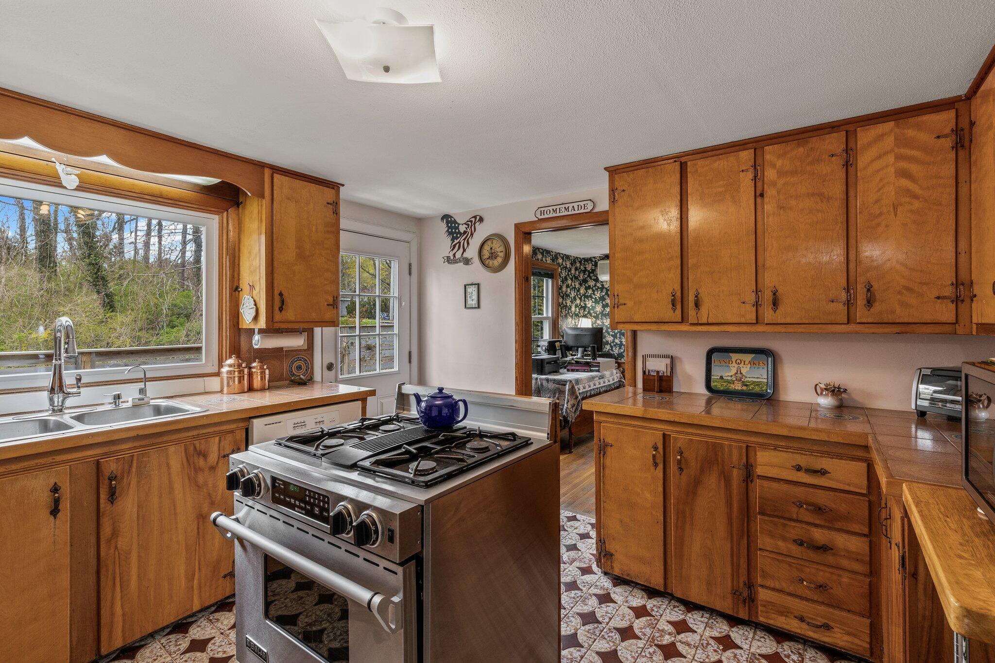 10 Vineyard Avenue