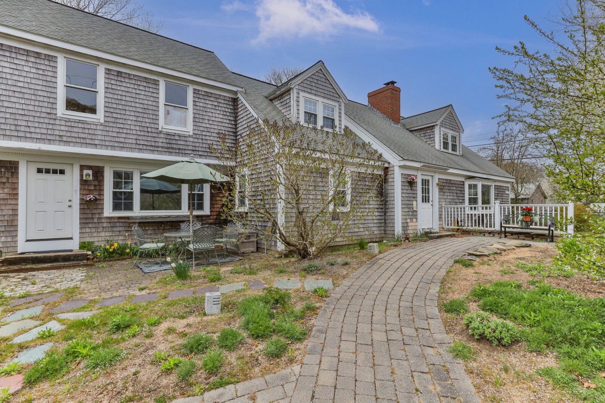10 Vineyard Avenue