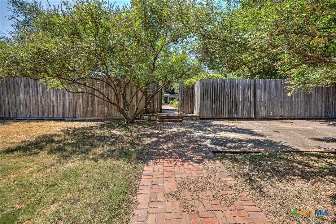 1207 N 3rd Street