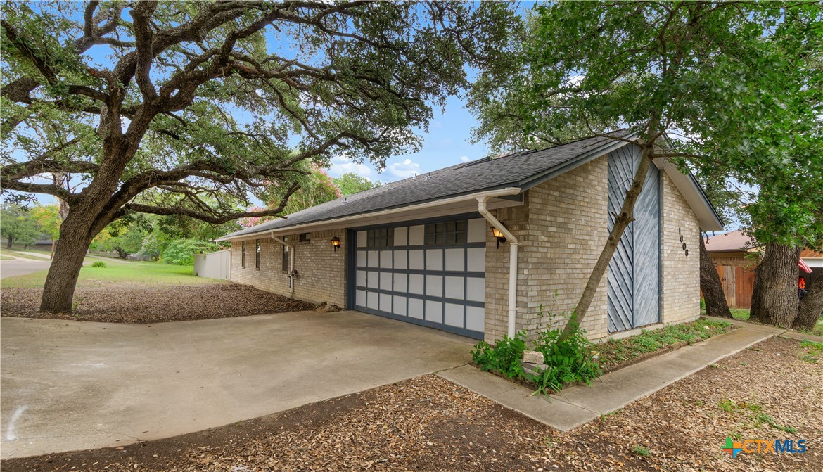 1606 Cedar Oaks Lane