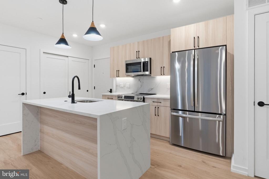 208 VINE STREET Unit: 3E