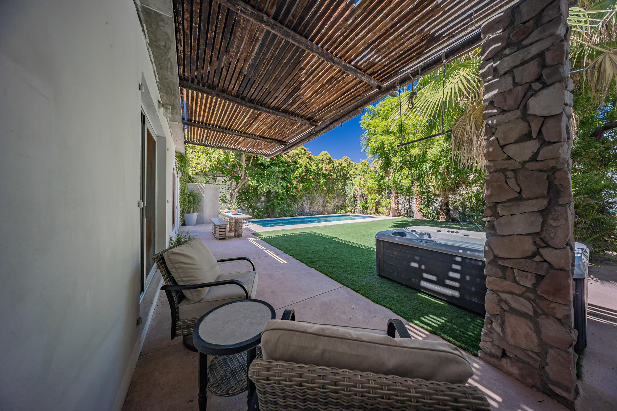 Aquiles Serdan esq Iglesias, Jardin Escondido