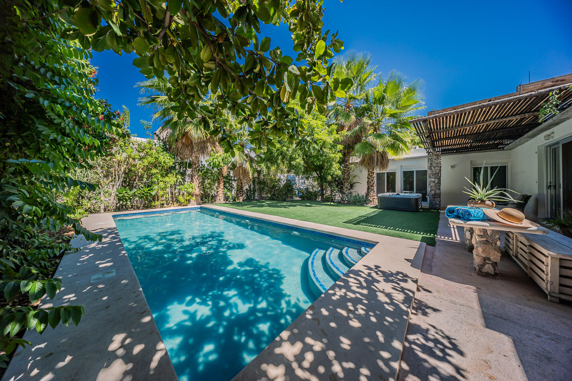 Aquiles Serdan esq Iglesias, Jardin Escondido