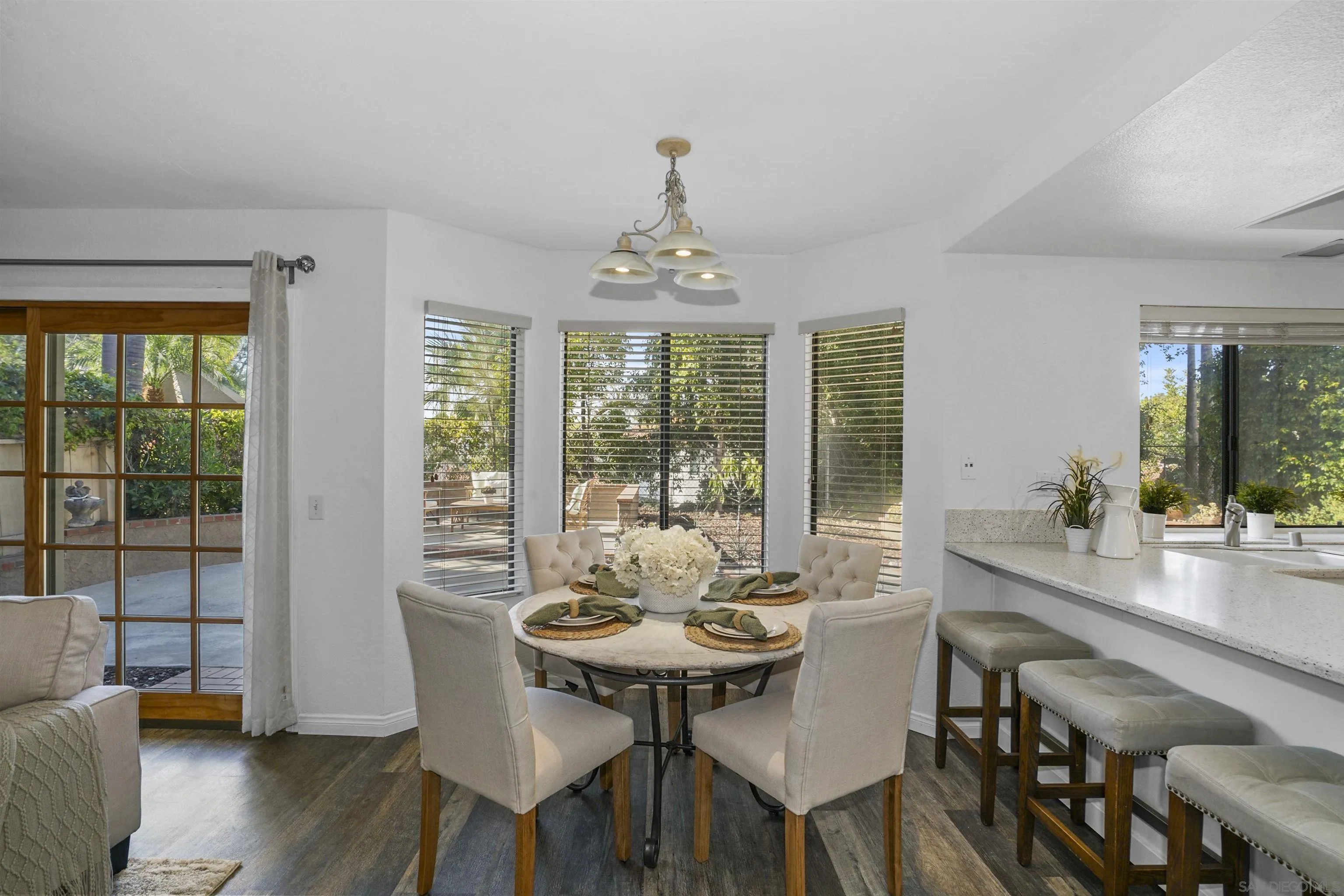 1848 Avenida Flores