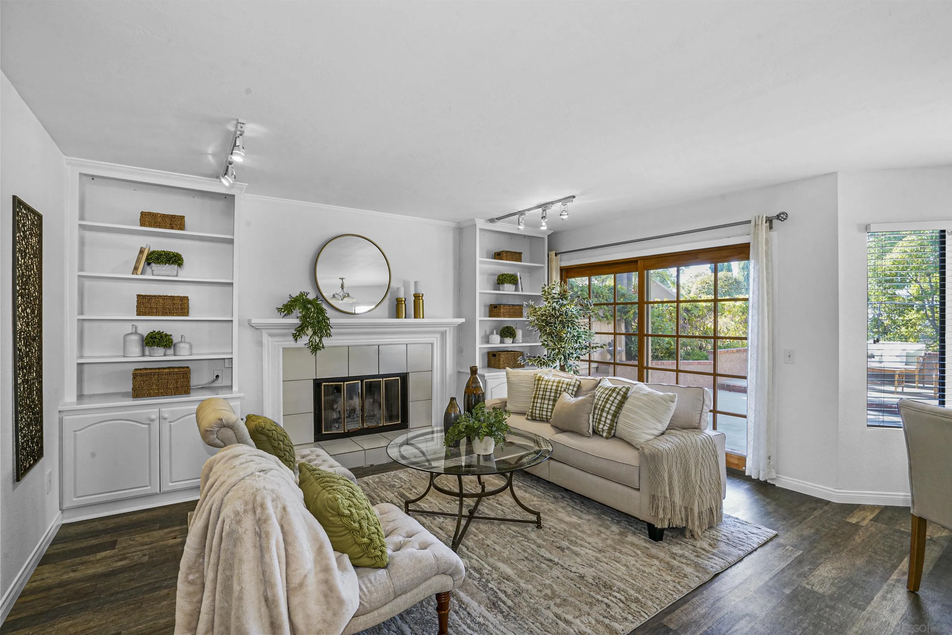 1848 Avenida Flores