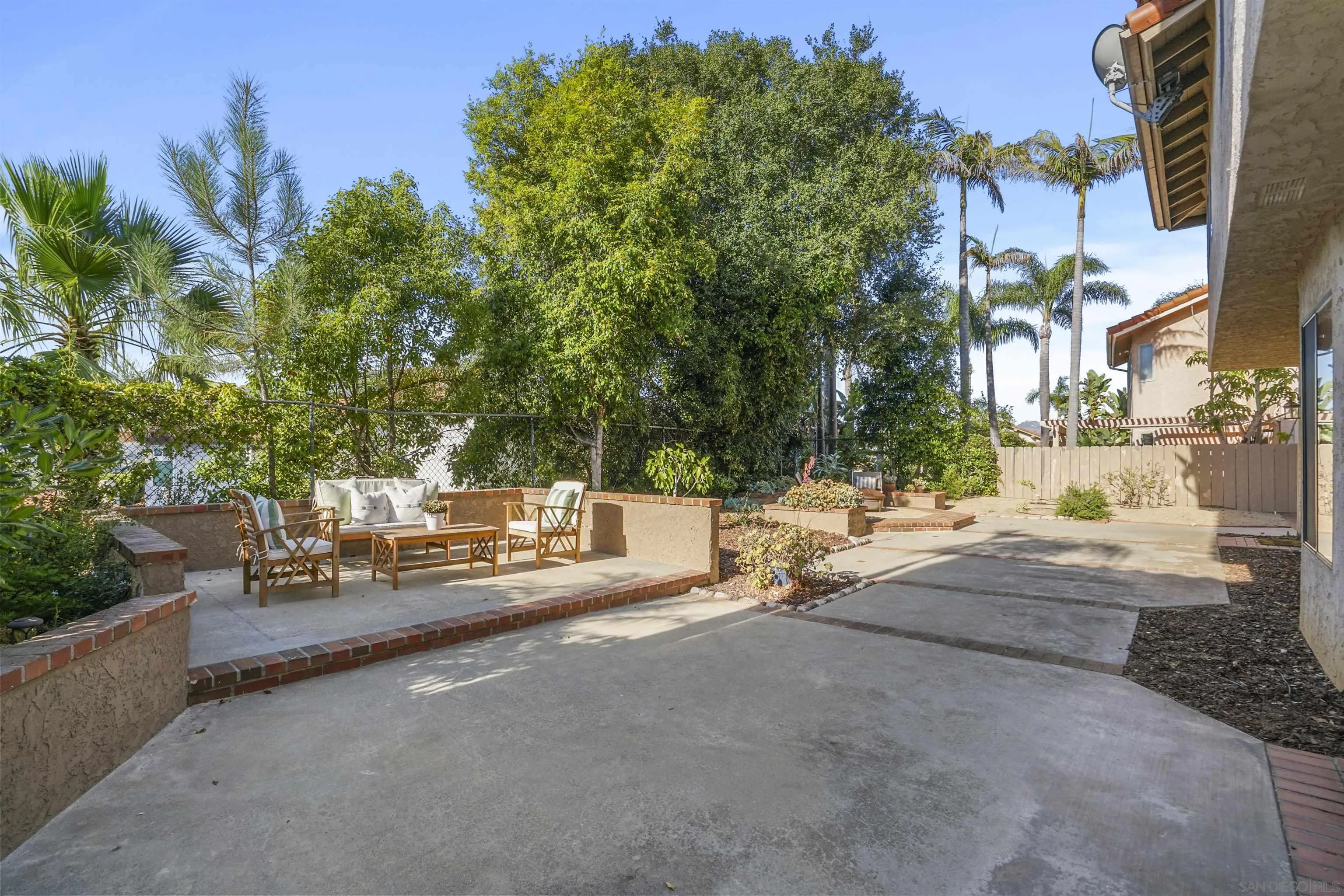 1848 Avenida Flores