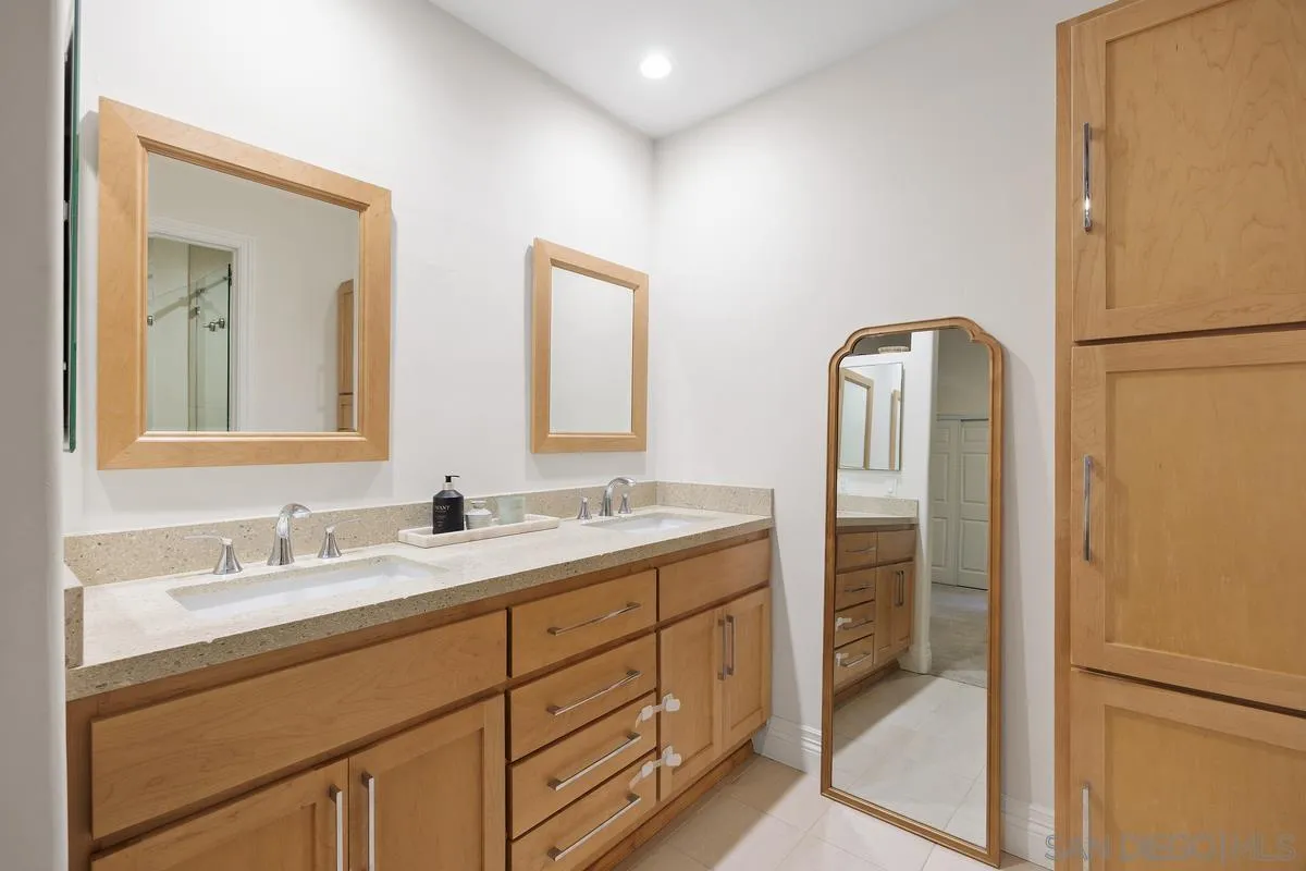 3343 Del Rio Ct