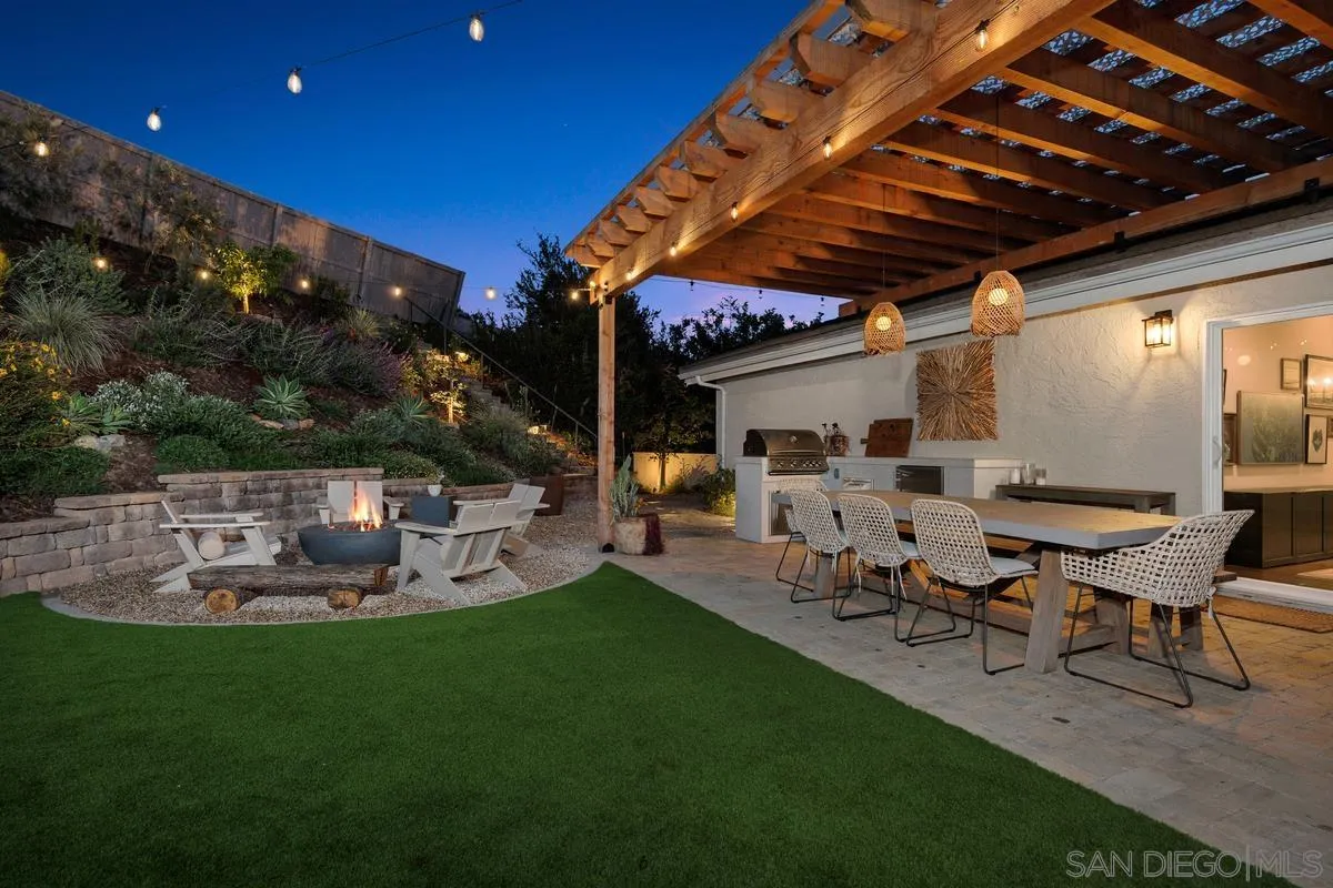 3343 Del Rio Ct