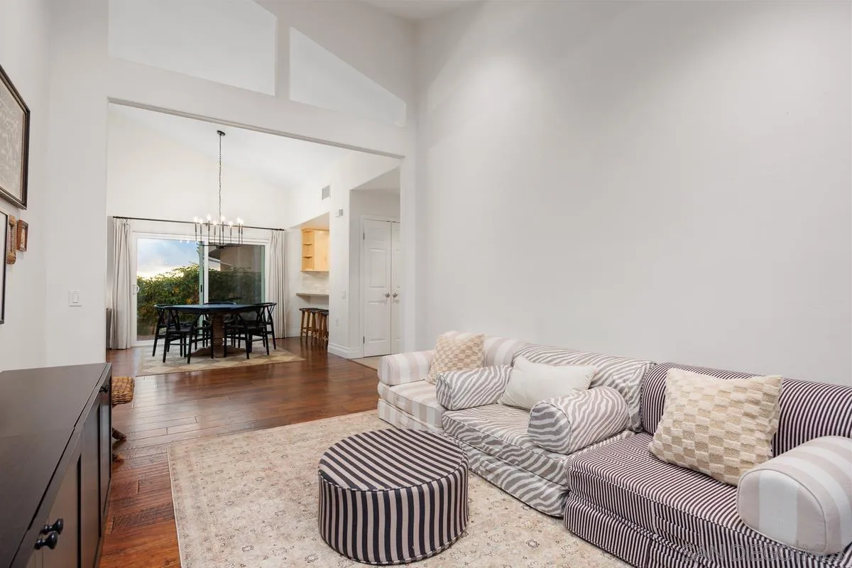 3343 Del Rio Ct