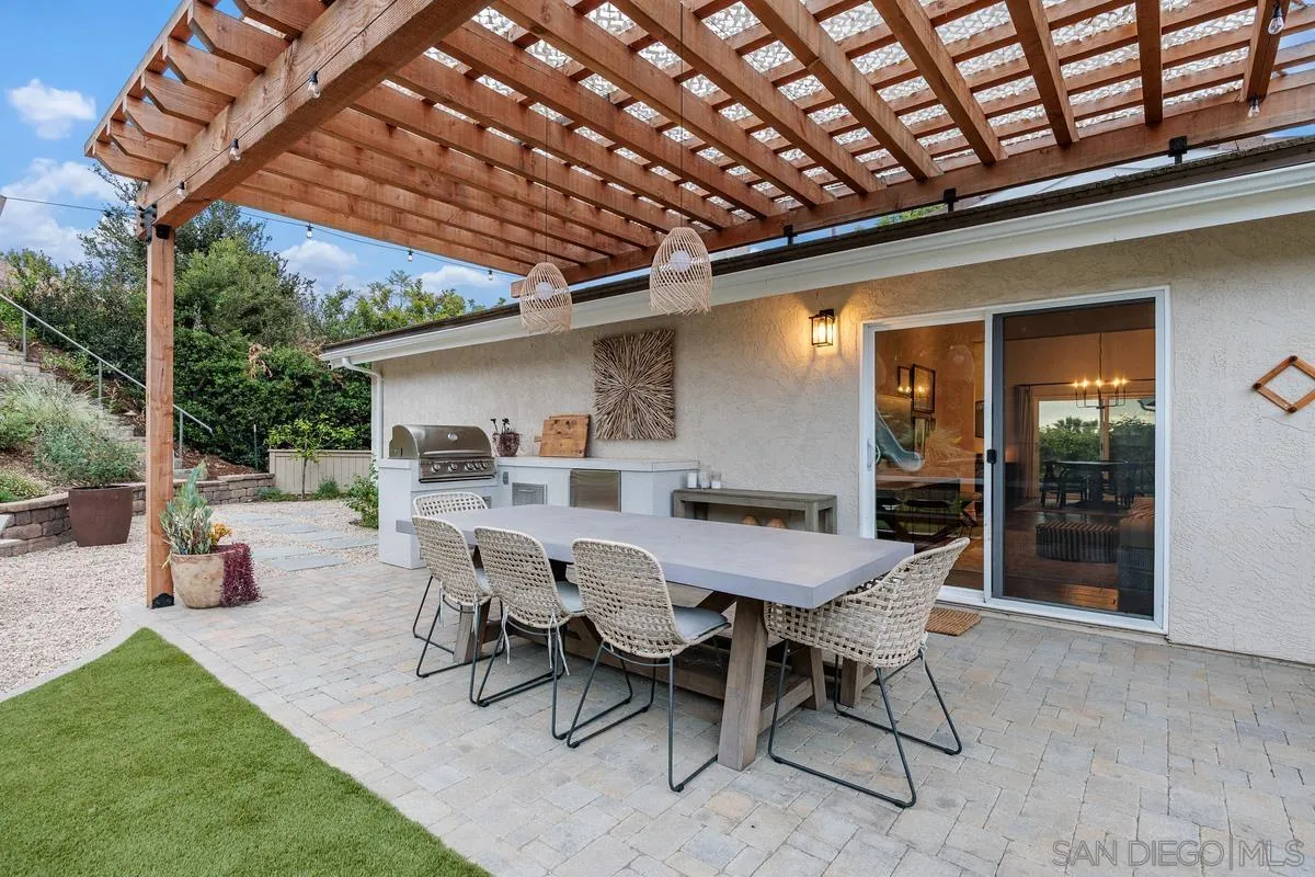 3343 Del Rio Ct