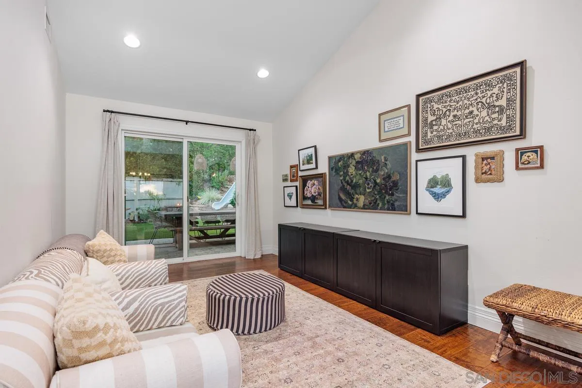 3343 Del Rio Ct