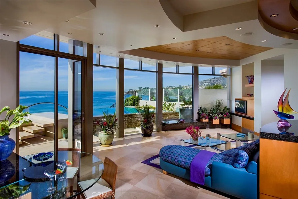 18 Ritz Cove