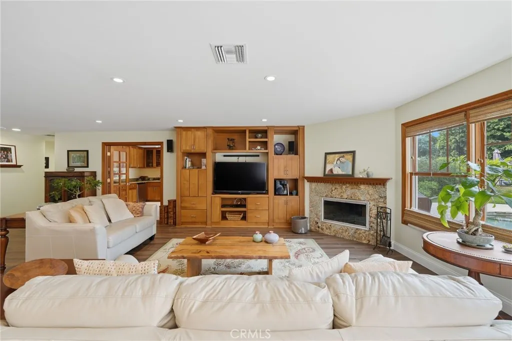 3107 Serrano Dr