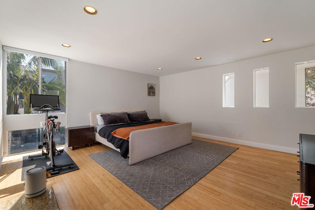 11925 Goshen Ave Unit: 4