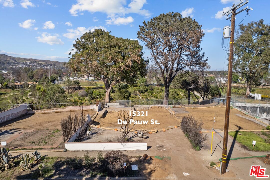 15321 De Pauw St