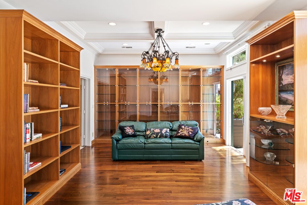 521 N Rexford Dr