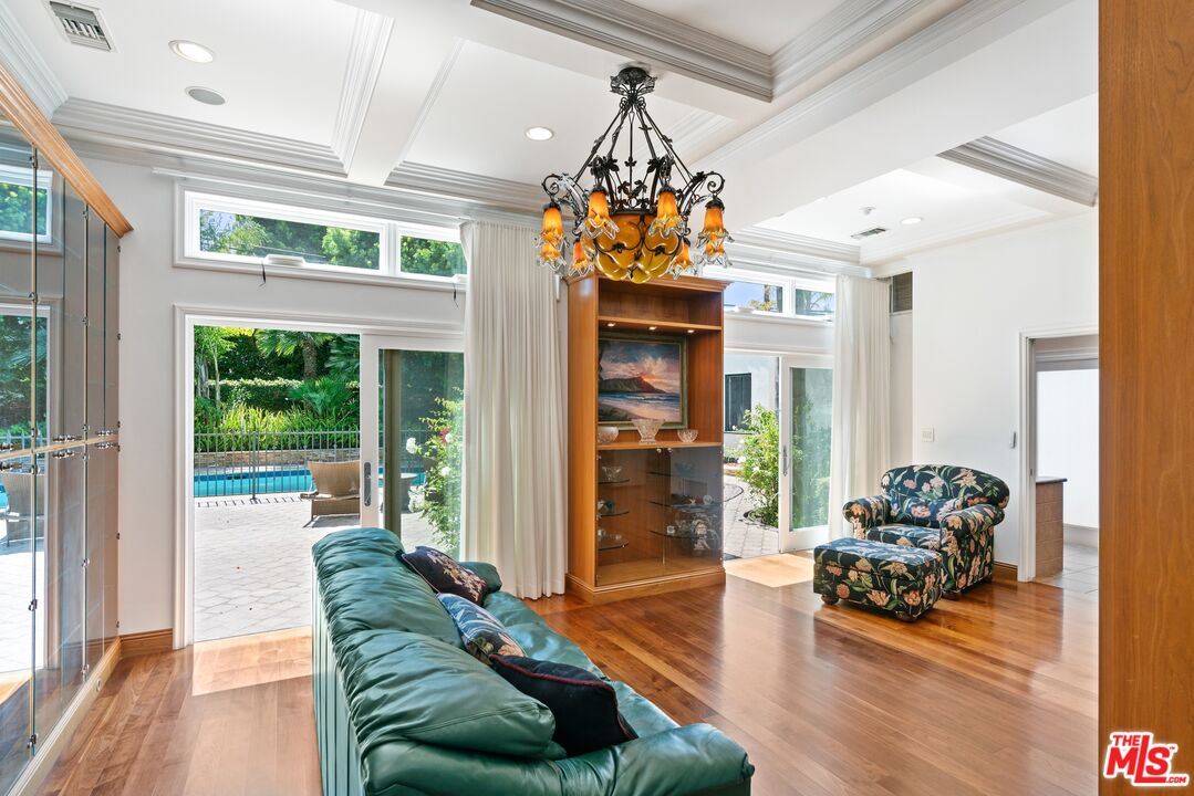 521 N Rexford Dr