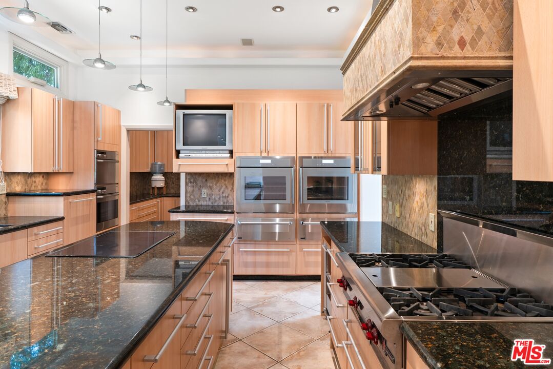 521 N Rexford Dr