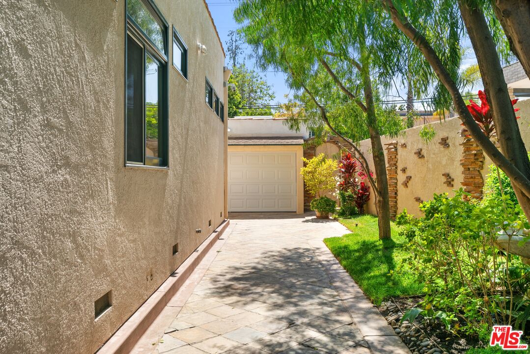 521 N Rexford Dr