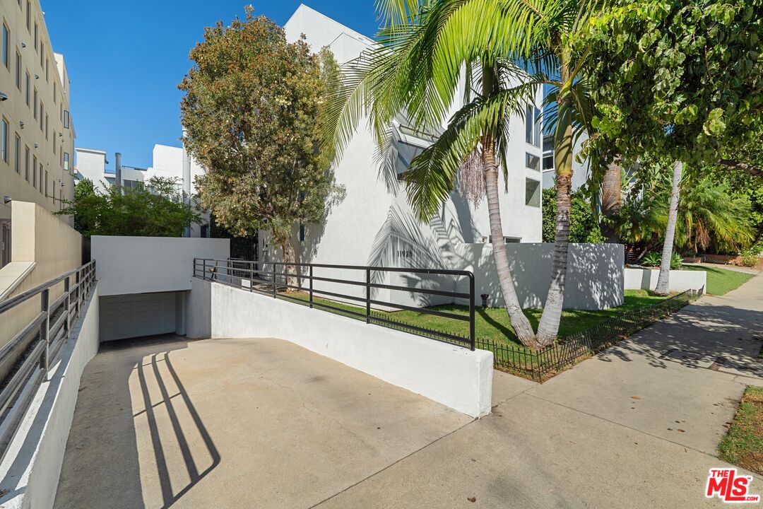 11925 Goshen Ave Unit: 4