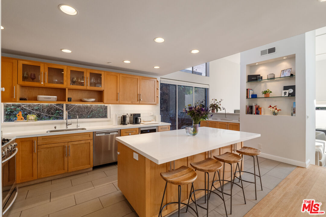 11925 Goshen Ave Unit: 4